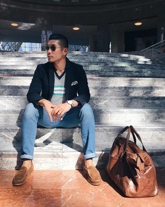 Dunkelgraues T-Shirt mit einem V-Ausschnitt kombinieren – 18 Smart-Casual Herren Outfits