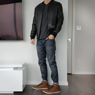 Dunkelgraues T-Shirt mit einem V-Ausschnitt kombinieren – 74 Herren Outfits