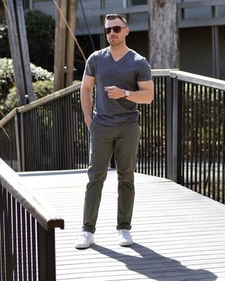 Dunkelgraues T-Shirt mit einem V-Ausschnitt kombinieren – 74 Herren Outfits