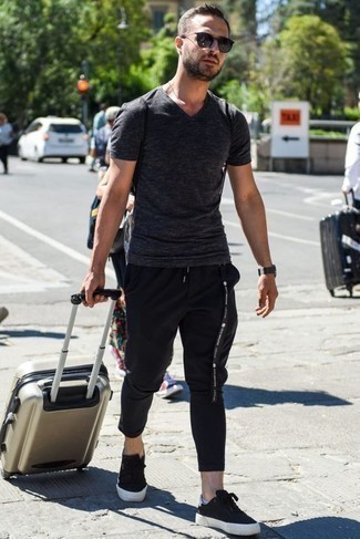 Welche Jogginghosen mit dunkelgrauen T-Shirts mit einem V-Ausschnitt zu tragen – 2 Herren Outfits