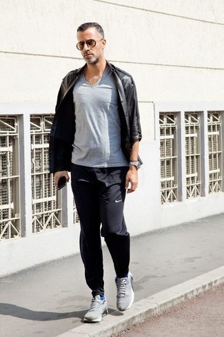 Welche Jogginghosen mit dunkelgrauen T-Shirts mit einem V-Ausschnitt zu tragen – 2 Herren Outfits