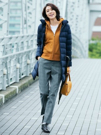 Wie dunkelgraue Wollanzughose mit schwarzer Leder Oxford Schuhe zu kombinieren – 2 Damen Outfits