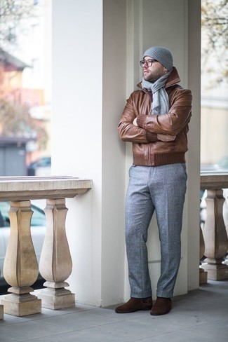 Wie dunkelgraue Wollanzughose mit dunkelbrauner Chelsea Boots aus Wildleder zu kombinieren – 14 Herren Outfits
