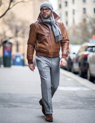 Wie dunkelgraue Wollanzughose mit dunkelbrauner Chelsea Boots aus Wildleder zu kombinieren – 14 Herren Outfits