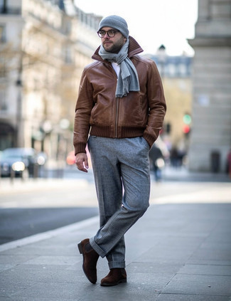 Wie dunkelgraue Wollanzughose mit dunkelbrauner Chelsea Boots aus Wildleder zu kombinieren – 14 Herren Outfits