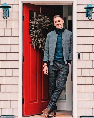 Wie dunkelgraue Wollanzughose mit dunkelbrauner Chelsea Boots aus Wildleder zu kombinieren – 14 Herren Outfits
