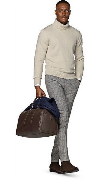 Wie dunkelgraue Wollanzughose mit dunkelbrauner Chelsea Boots aus Wildleder zu kombinieren – 14 Herren Outfits