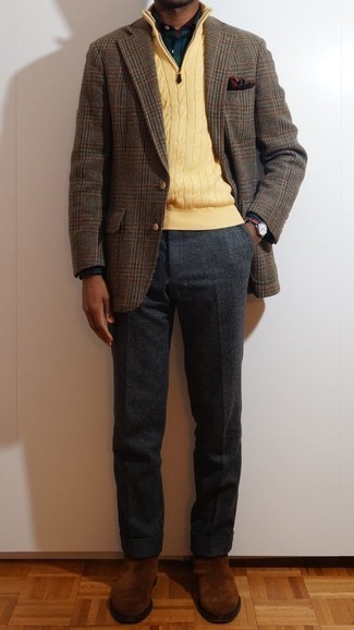Wie dunkelgraue Wollanzughose mit dunkelbrauner Chelsea Boots aus Wildleder zu kombinieren – 14 Herren Outfits