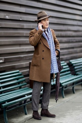 Wie dunkelgraue Wollanzughose mit dunkelbrauner Chelsea Boots aus Wildleder zu kombinieren – 14 Herren Outfits