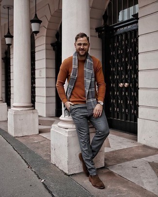 Wie dunkelgraue Wollanzughose mit dunkelbrauner Chelsea Boots aus Wildleder zu kombinieren – 14 Herren Outfits