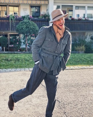 Wie dunkelgraue Wollanzughose mit dunkelbrauner Chelsea Boots aus Wildleder zu kombinieren – 14 Herren Outfits