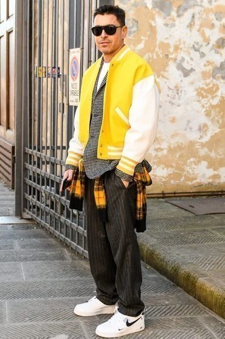 Pullover mit einem Rundhalsausschnitt mit Karomuster kombinieren – 23 Herren Outfits