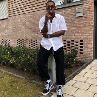 Hohe Sneakers mit Karomuster kombinieren – 7 Herren Outfits