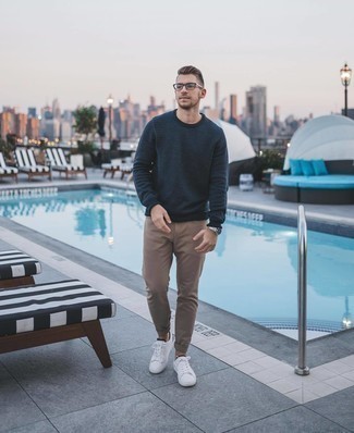 Pullover mit einem Rundhalsausschnitt mit Chevron-Muster kombinieren – 17 Herren Outfits