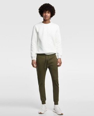 Pullover mit einem Rundhalsausschnitt mit Chevron-Muster kombinieren – 17 Herren Outfits