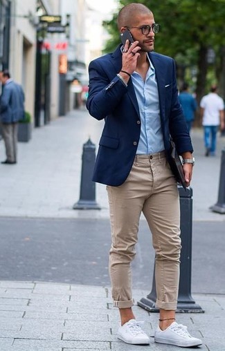 Wie Chinohose mit niedriger Sneakers zu kombinieren – 2000+ Herren Outfits
