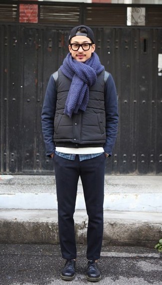 Strick Schal kombinieren – 125 Herren Outfits: Eine dunkelblaue Collegejacke und ein Strick Schal sind eine perfekte Outfit-Formel für Ihre Sammlung. Fühlen Sie sich mutig? Wählen Sie dunkelblauen Leder Derby Schuhe.