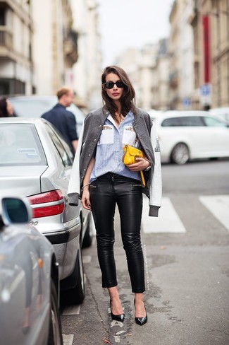Collegejacke kombinieren – 22 Damen Outfits: Probieren Sie diese Kombi aus einer Collegejacke und schwarzen engen Jeans aus Leder für eine entspannte Silhouette. Komplettieren Sie Ihr Outfit mit schwarzen Leder Pumps.