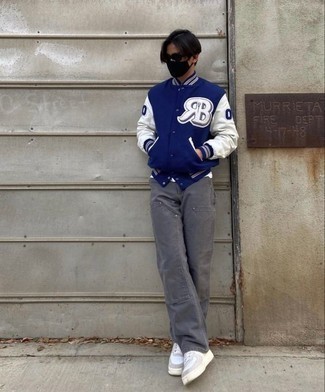 Dunkelblaue bedruckte Collegejacke kombinieren – 21 Herren Outfits: Kombinieren Sie eine dunkelblaue bedruckte Collegejacke mit grauen Jeans für ein sonntägliches Mittagessen mit Freunden. Vervollständigen Sie Ihr Look mit weißen Leder niedrigen Sneakers.