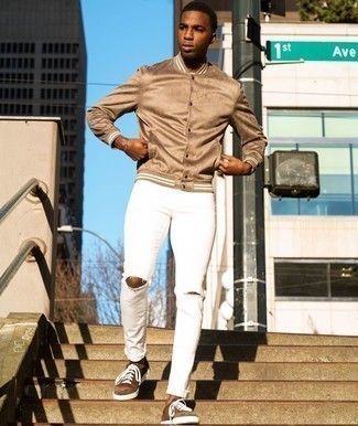 Hellbeige Collegejacke kombinieren – 30 Herren Outfits: Halten Sie Ihr Outfit locker mit einer hellbeige Collegejacke und weißen engen Jeans mit Destroyed-Effekten. Wählen Sie braunen Wildleder niedrige Sneakers, um Ihr Modebewusstsein zu zeigen.