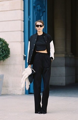 Collegejacke kombinieren – 22 Damen Outfits: Sie möchten Ihren Alltags-Stil perfektionieren? Tragen Sie eine Collegejacke und eine schwarze weite Hose. Schwarze Leder Pumps sind eine perfekte Wahl, um dieses Outfit zu vervollständigen.
