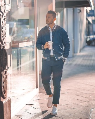 Collegejacke kombinieren – 500+ Herren Outfits: Arbeitsreiche Tage verlangen nach einem einfachen, aber dennoch stylischen Outfit, wie zum Beispiel eine Collegejacke und eine dunkelblaue Chinohose. Weiße Leder niedrige Sneakers sind eine großartige Wahl, um dieses Outfit zu vervollständigen.
