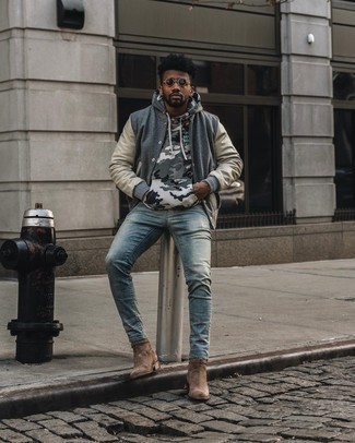 Welche Jeans mit grauen Pullovers mit einem Kapuze zu tragen – 314 Casual Herren Outfits: Kombinieren Sie einen grauen Pullover mit einem Kapuze mit Jeans für einen entspannten Wochenend-Look. Fühlen Sie sich ideenreich? Entscheiden Sie sich für braunen Chelsea Boots aus Wildleder.