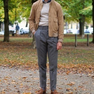 Hellbeige Collegejacke kombinieren – 30 Herren Outfits: Kombinieren Sie eine hellbeige Collegejacke mit einer grauen Anzughose für Ihren Bürojob. Fühlen Sie sich ideenreich? Ergänzen Sie Ihr Outfit mit braunen Wildleder Slippern mit Quasten.