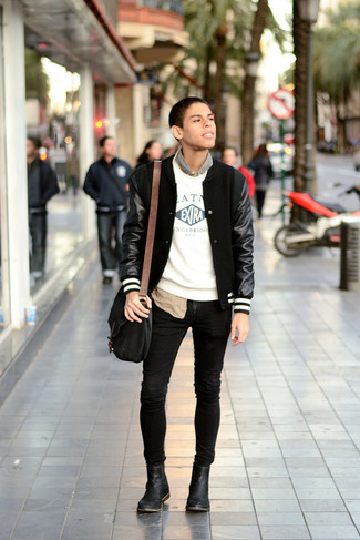 Collegejacke kombinieren – 500+ Herren Outfits: Eine Collegejacke und schwarze enge Jeans sind eine perfekte Wochenend-Kombination. Fühlen Sie sich mutig? Vervollständigen Sie Ihr Outfit mit schwarzen Chelsea Boots aus Leder.