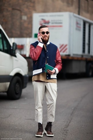 Collegejacke kombinieren – 500+ Herren Outfits: Vereinigen Sie eine Collegejacke mit einer weißen Chinohose, um einen lockeren, aber dennoch stylischen Look zu erhalten. Fühlen Sie sich mutig? Entscheiden Sie sich für eine dunkelbraune Lederfreizeitstiefel.