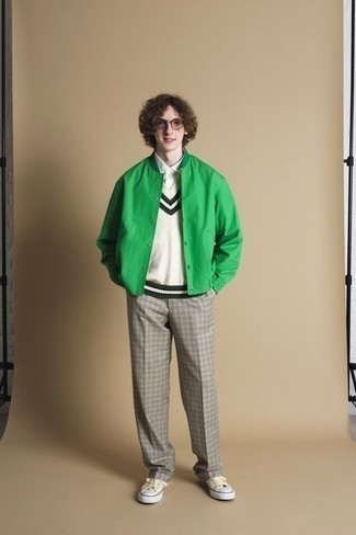 Transparente Sonnenbrille kombinieren – 500+ Herren Outfits: Für ein bequemes Couch-Outfit, paaren Sie eine grüne Collegejacke mit einer transparenten Sonnenbrille. Komplettieren Sie Ihr Outfit mit hellbeige Segeltuch niedrigen Sneakers, um Ihr Modebewusstsein zu zeigen.