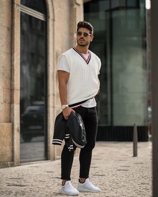 Welche enge Jeans mit weißen und roten T-Shirts mit einem Rundhalsausschnitt zu tragen – 500+ Herren Outfits: Kombinieren Sie ein weißes und rotes T-Shirt mit einem Rundhalsausschnitt mit engen Jeans für einen entspannten Wochenend-Look. Weiße Sportschuhe sind eine kluge Wahl, um dieses Outfit zu vervollständigen.