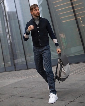 Grauen Segeltuch Rucksack kombinieren – 132 Herren Outfits: Eine dunkelblaue Collegejacke und ein grauer Segeltuch Rucksack sind eine kluge Outfit-Formel für Ihre Sammlung. Fühlen Sie sich ideenreich? Entscheiden Sie sich für weißen Segeltuch niedrige Sneakers.