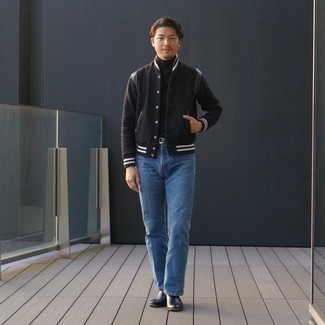 Wie Rollkragenpullover mit Jeans zu kombinieren – 500+ Herren Outfits warm Wetter: Kombinieren Sie einen Rollkragenpullover mit Jeans für ein sonntägliches Mittagessen mit Freunden. Fühlen Sie sich ideenreich? Wählen Sie schwarzen Chelsea Boots aus Leder.