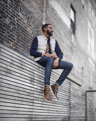Hellbeige Rollkragenpullover kombinieren – 679+ Herren Outfits: Vereinigen Sie einen hellbeige Rollkragenpullover mit dunkelblauen Jeans für ein großartiges Wochenend-Outfit. Vervollständigen Sie Ihr Look mit braunen Chukka-Stiefeln aus Leder.