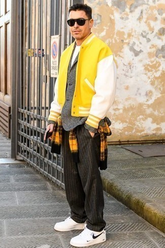 gelbe Collegejacke, schwarzes und weißes Sakko mit Hahnentritt-Muster, senf Pullover mit einem Rundhalsausschnitt mit Karomuster, weißes T-Shirt mit einem Rundhalsausschnitt für Herren