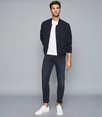 Schwarze Collegejacke kombinieren – 162 Herren Outfits: Entscheiden Sie sich für eine schwarze Collegejacke und dunkelblauen Jeans für ein großartiges Wochenend-Outfit. Komplettieren Sie Ihr Outfit mit weißen Segeltuch niedrigen Sneakers.