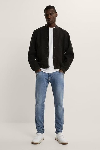 Schwarze Collegejacke kombinieren – 162 Herren Outfits: Erwägen Sie das Tragen von einer schwarzen Collegejacke und hellblauen Jeans, um einen lockeren, aber dennoch stylischen Look zu erhalten. Weiße Leder niedrige Sneakers sind eine gute Wahl, um dieses Outfit zu vervollständigen.