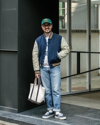 Shopper Tasche kombinieren – 500+ Herren Outfits: Erwägen Sie das Tragen von einer dunkelblauen Collegejacke und einer Shopper Tasche für einen entspannten Wochenend-Look. Fühlen Sie sich ideenreich? Ergänzen Sie Ihr Outfit mit dunkelblauen und weißen Segeltuch niedrigen Sneakers.