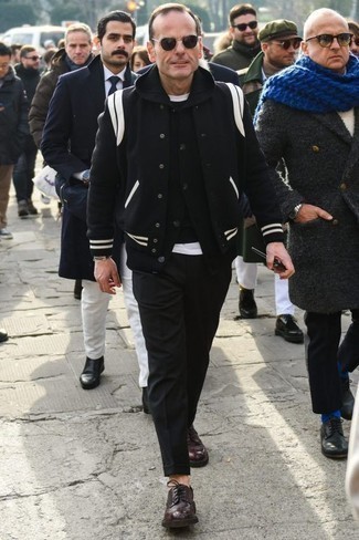 Schwarzen Strick Pullover mit einem Kapuze kombinieren – 7 Herren Outfits: Kombinieren Sie einen schwarzen Strick Pullover mit einem Kapuze mit einer schwarzen Chinohose für ein bequemes Outfit, das außerdem gut zusammen passt. Fühlen Sie sich ideenreich? Entscheiden Sie sich für dunkelroten Leder Derby Schuhe.