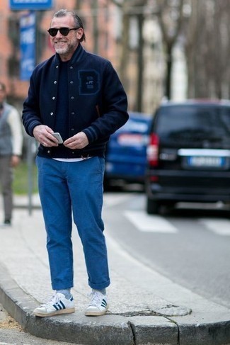 Wie Collegejacke mit niedriger Sneakers zu kombinieren – 197 Herren Outfits: Kombinieren Sie eine Collegejacke mit einer blauen Chinohose für ein großartiges Wochenend-Outfit. Niedrige Sneakers sind eine großartige Wahl, um dieses Outfit zu vervollständigen.