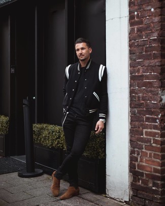 Collegejacke kombinieren – 500+ Herren Outfits: Paaren Sie eine Collegejacke mit schwarzen engen Jeans für einen entspannten Wochenend-Look. Fühlen Sie sich mutig? Vervollständigen Sie Ihr Outfit mit braunen Chelsea Boots aus Wildleder.