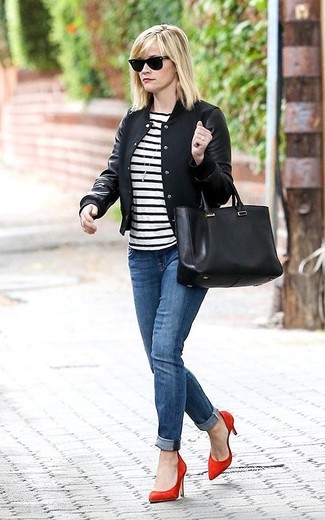 Reese Witherspoon trägt schwarze Collegejacke, weißes und schwarzes horizontal gestreiftes T-Shirt mit einem Rundhalsausschnitt, blaue Jeans, rote Wildleder Pumps