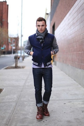 Collegejacke kombinieren – 500+ Herren Outfits: Tragen Sie eine Collegejacke und dunkelblauen Jeans, um mühelos alles zu meistern, was auch immer der Tag bringen mag. Suchen Sie nach leichtem Schuhwerk? Ergänzen Sie Ihr Outfit mit braunen Lederarbeitsstiefeln für den Tag.