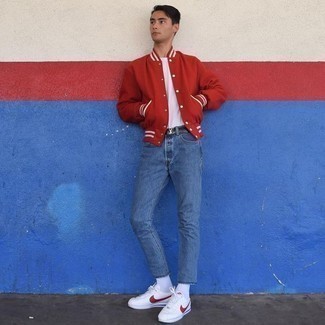 20 Jährige: Weiße Sportschuhe kombinieren – 405 Casual Herren Outfits: Vereinigen Sie eine rote Collegejacke mit blauen Jeans für ein Alltagsoutfit, das Charakter und Persönlichkeit ausstrahlt. Fühlen Sie sich mutig? Wählen Sie weißen Sportschuhe.