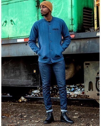 Blaue Collegejacke kombinieren – 50 Herbst Herren Outfits: Vereinigen Sie eine blaue Collegejacke mit dunkelblauen Jeans für ein Alltagsoutfit, das Charakter und Persönlichkeit ausstrahlt. Vervollständigen Sie Ihr Outfit mit einer schwarzen Lederfreizeitstiefeln, um Ihr Modebewusstsein zu zeigen. Was für eine coole Übergangs-Outfit Idee!