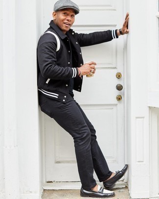 Schwarze und weiße Leder Slipper kombinieren – 500+ Herren Outfits: Vereinigen Sie eine schwarze und weiße Collegejacke mit schwarzen Jeans für ein sonntägliches Mittagessen mit Freunden. Ergänzen Sie Ihr Outfit mit schwarzen und weißen Leder Slippern, um Ihr Modebewusstsein zu zeigen.