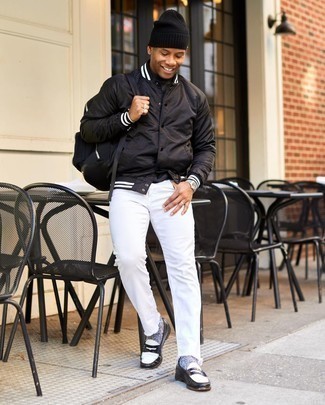 Schwarze Collegejacke kombinieren – 162 Herren Outfits: Kombinieren Sie eine schwarze Collegejacke mit weißen Jeans für ein großartiges Wochenend-Outfit. Putzen Sie Ihr Outfit mit schwarzen und weißen Leder Slippern.