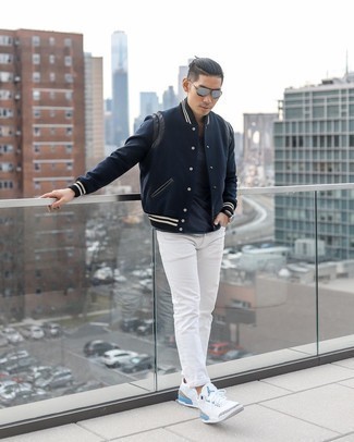 Weiße bedruckte Leder niedrige Sneakers kombinieren – 170 Herren Outfits: Kombinieren Sie eine dunkelblaue Collegejacke mit weißen Jeans, um mühelos alles zu meistern, was auch immer der Tag bringen mag. Dieses Outfit passt hervorragend zusammen mit weißen bedruckten Leder niedrigen Sneakers.