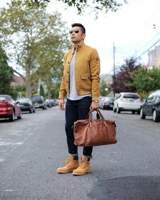 Braune Leder Sporttasche kombinieren – 154 Herren Outfits: Kombinieren Sie eine gelbe Collegejacke mit einer braunen Leder Sporttasche für einen entspannten Wochenend-Look. Rotbraune Lederarbeitsstiefel putzen umgehend selbst den bequemsten Look heraus.